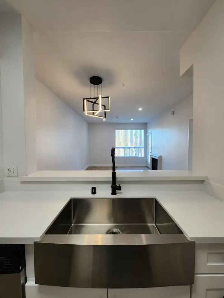 Rent Stylish 1 Bedroom Apartment in Sherman Oaks with Large Balcony