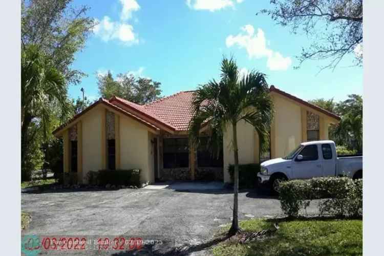 Investment Opportunity Duplex in Coral Springs with Peaceful Backyard