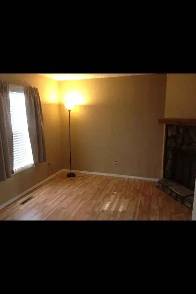 Townhouse for Rent in Springfield with 2 Bedrooms and Shaded Yard