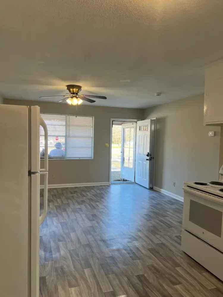 Apartment for Rent in Goose Creek with Spacious Layout and Fenced Yard