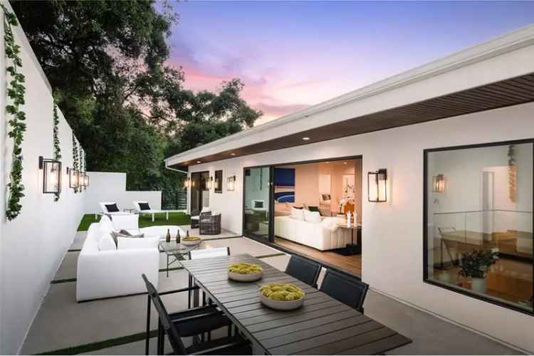 Rent modern house in Beverly Hills Post Office with luxury features