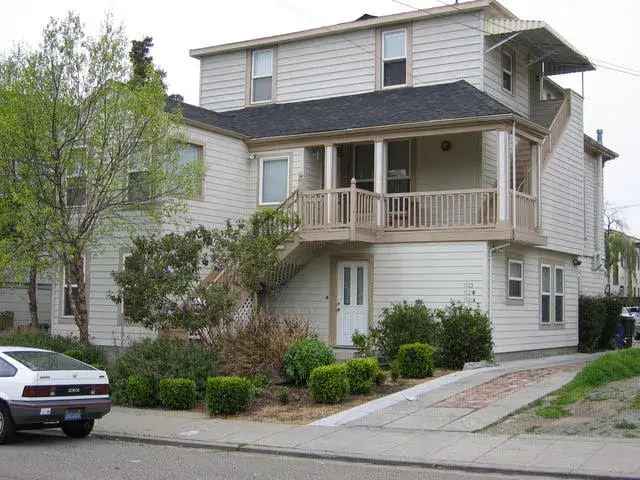 Rent 4 Bedroom Apartment Unit Near UC Berkeley with Off Street Parking