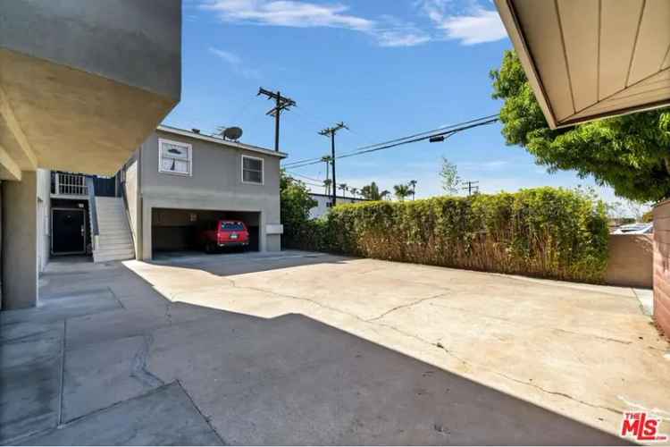 Buy House in Santa Monica with Three Bedroom and Two Bathroom Units