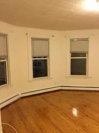 Rent Spacious Apartment Unit with Three Bedrooms Near Kendall Square