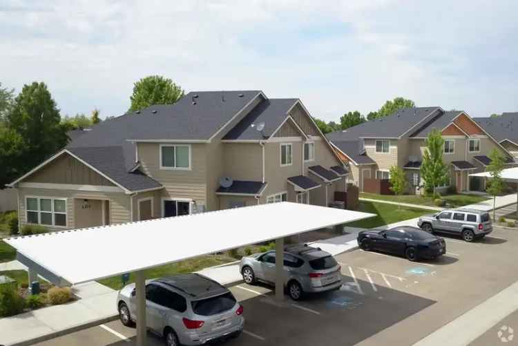 Rent Beautiful Townhomes in Meridian Idaho with Pool and One Month Free