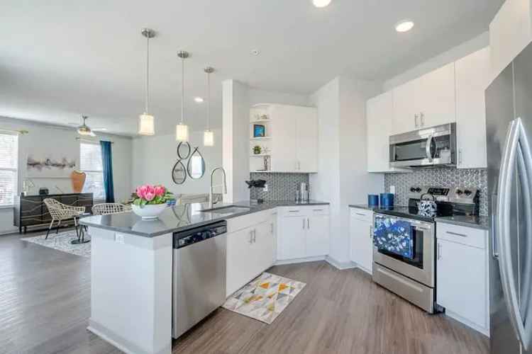 Rent Apartments in Broomfield with Luxury Amenities and Modern Design