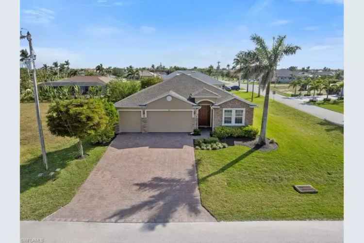 Buy House in Cape Coral with Modern Features and Spacious Yard