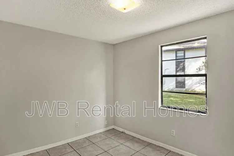 Apartment for Rent in Orange Park FL with Updated Appliances and Lawncare