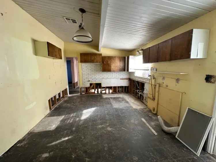 House For Sale in 15953, Melva Street, Mojave, California