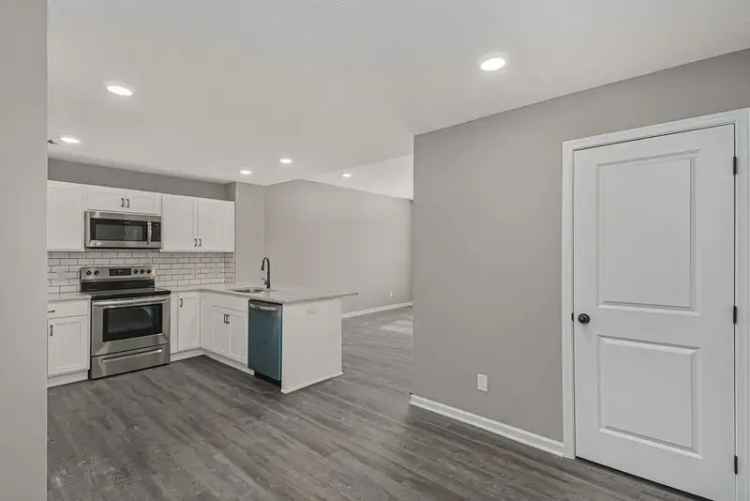 Rent Beautiful Townhome in Gallery 23 Lake Community with Modern Features