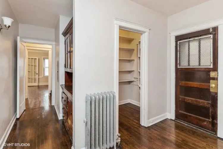 Rent Spacious Two and Three Bedroom Apartments Near UChicago in Hyde Park