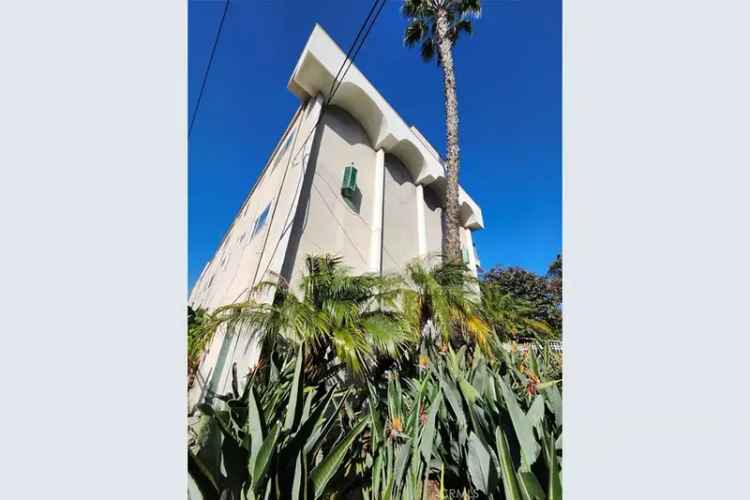 Invest in a 10 Unit Apartment Building in Hollywood with Great Features