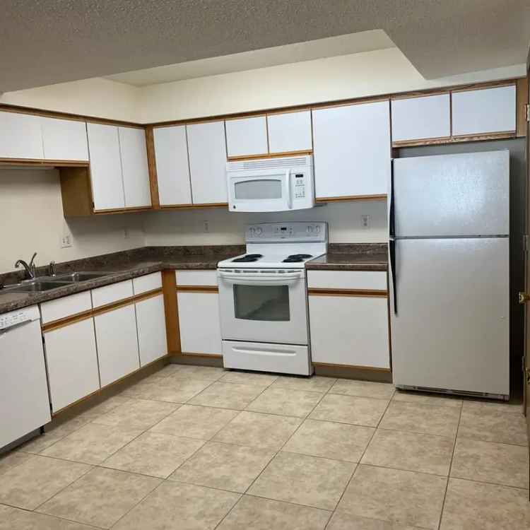 Rent Spacious 2 Bedroom Apartment in Coralville with Garage Parking