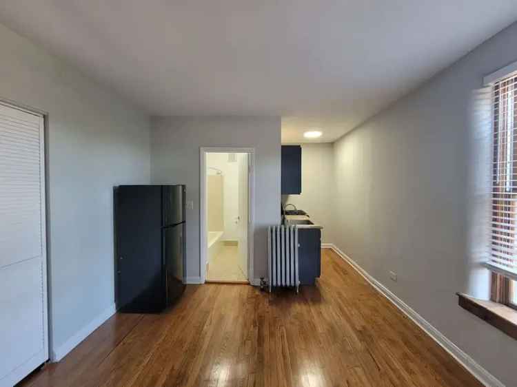 Rent Apartments in Lakeview with Nearby Parks and Entertainment