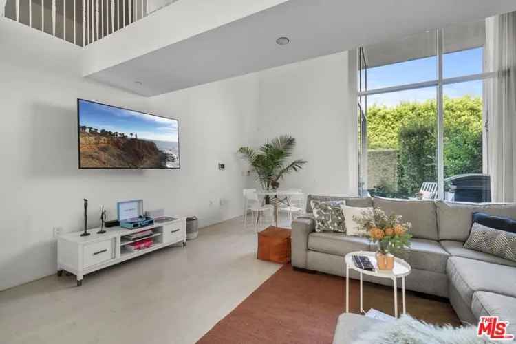 House For Sale in 7917, Willoughby Avenue, West Hollywood, California