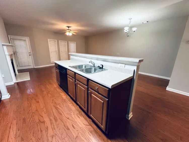 Rent Spacious Townhouse with 3 Bedrooms and Community Pool