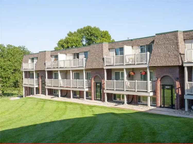 Apartments for Rent in Southwest Omaha with Pool and Fitness Center