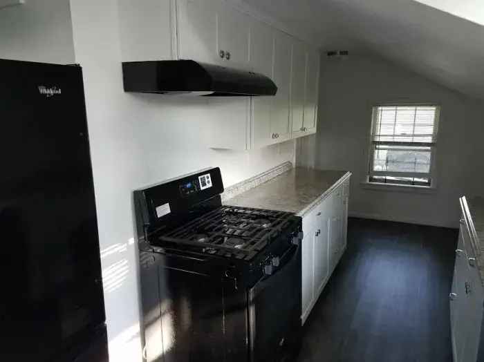 Rent 3 Bedroom Apartment in Port Chester with Sunny Kitchen and Parking