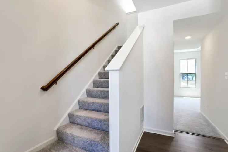 Rent Townhouse Near Dog Park and Amenities in Homes Overlook at Riverside