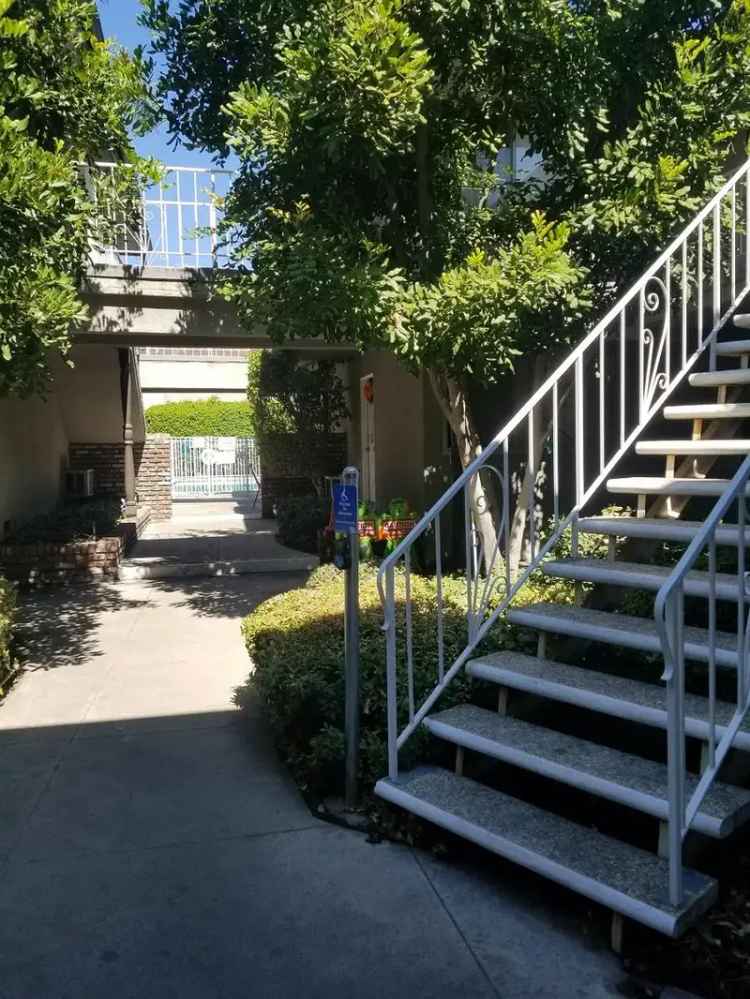 Rent Apartment in Arcadia School District with Pool and Modern Amenities