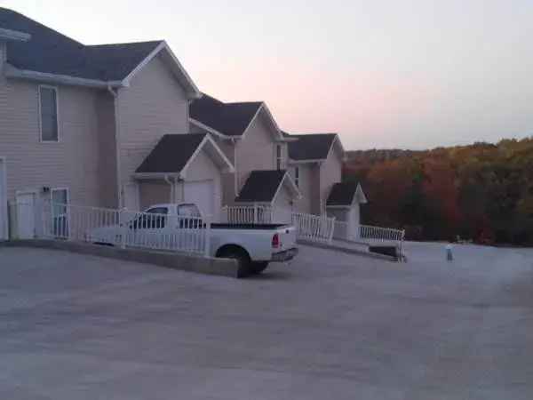 Rent Townhouse in Camdenton with Bonus Room and Modern Features