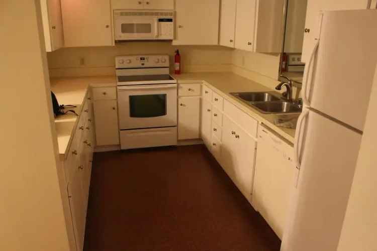 Townhouse for Rent Ideal for Families or Roommates with Convenient Features