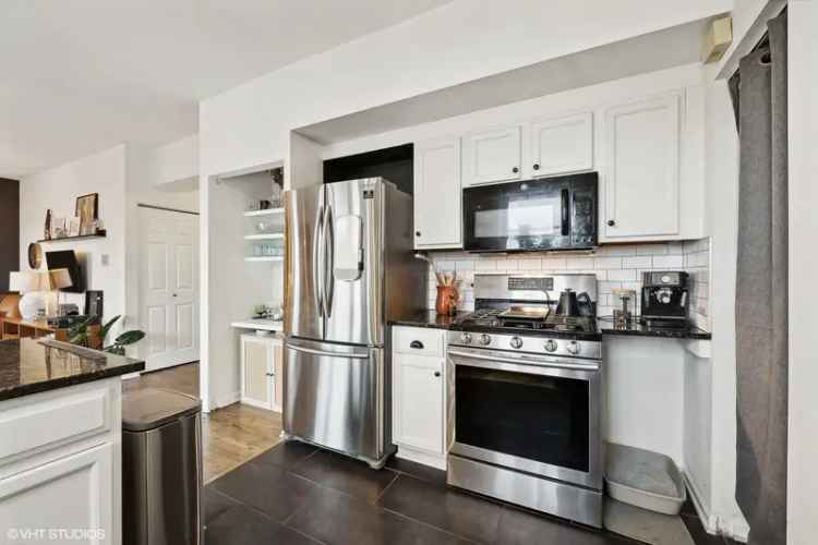 Rent Charming 1 Bedroom Apartment in Logan Square with Balcony and City Views