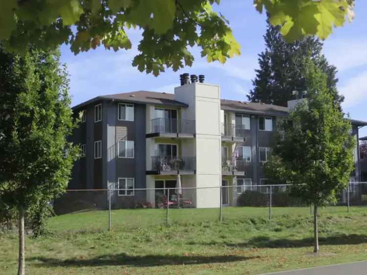 Rent Apartments in Everett with Pool and Near Walter E Hall Park