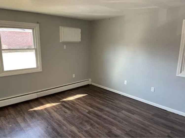 Rent Apartment in Windsor with Pool Near Windsor Center