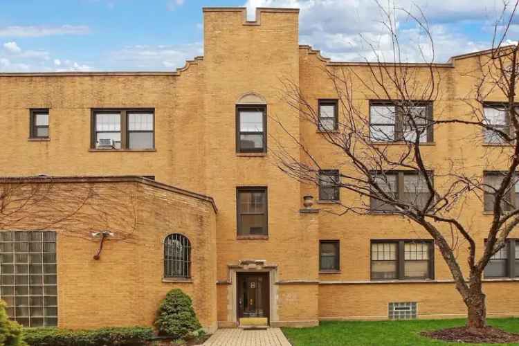 Rent Vintage Style Apartments in Lakeview Chicago with Courtyard Setting