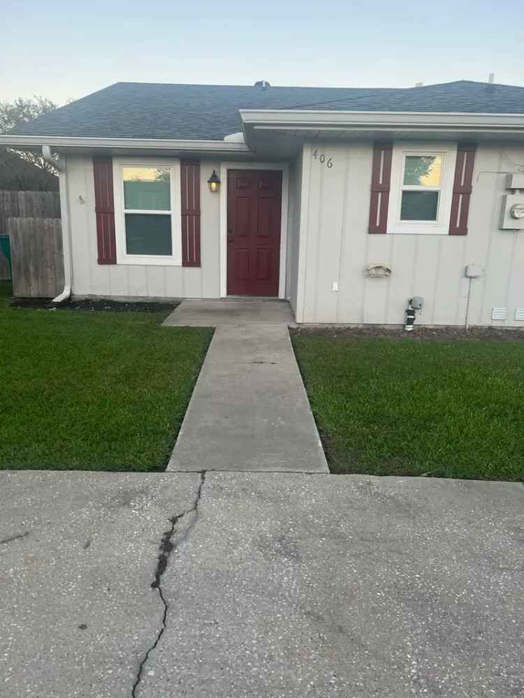 Rent Apartment Unit in Summer Wood with Fenced Backyard and Cathedral Ceiling