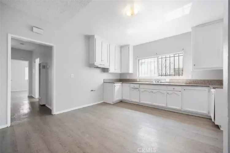 Invest in Quadruplex in Los Angeles with Great Rental Potential