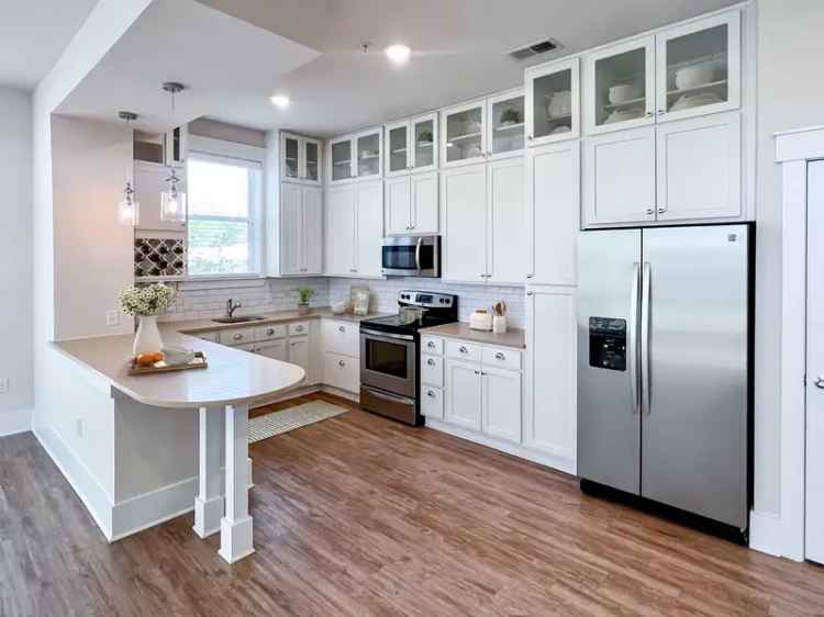 Rent Apartment in Huntersville with Modern Amenities and Resort Features