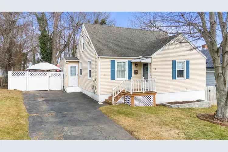 Charming Cape Cod Home for Rent in Westshore Area with Fenced Backyard