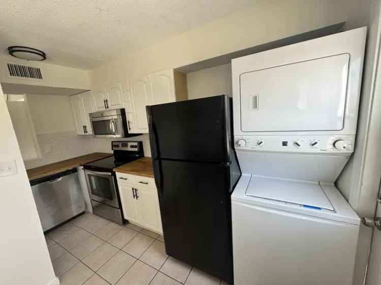 Rent 2 Bedroom Apartment Unit in Merritt Island with Community Pool