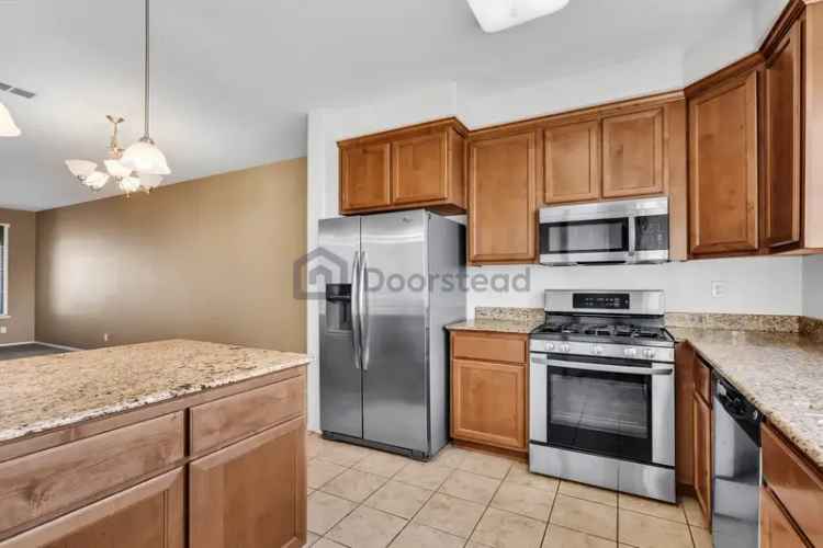 Rent Tri Level Condo in Sacramento with Pool and Gym