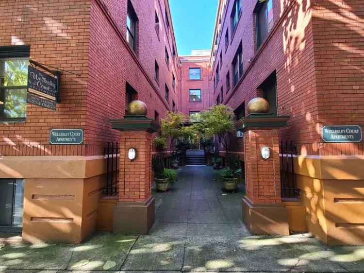 Rent Apartments in Wellesley Court with Charming Features