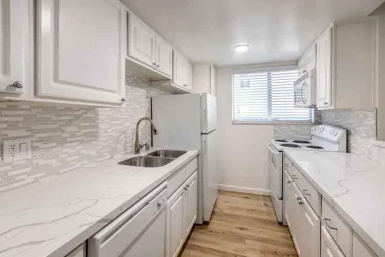 Rent Del Rio Apartments in West Los Angeles with Luxury Amenities