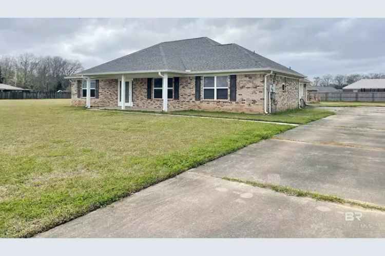 Move in Ready Home in Robertsdale with Bonus Room and Convenient Location