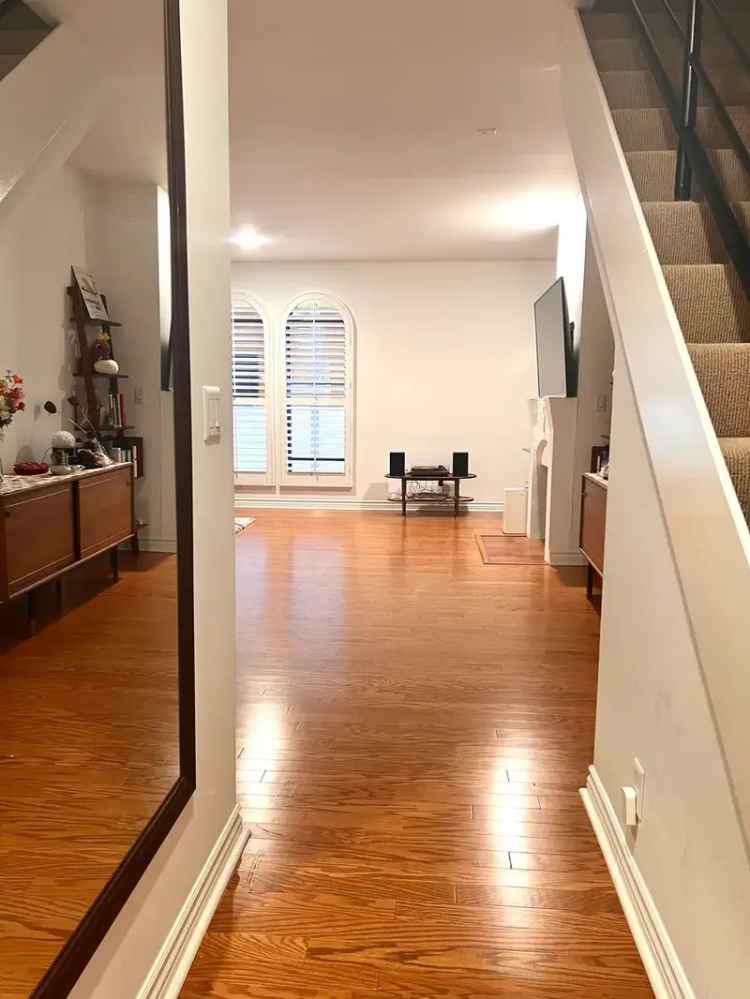 Rent Apartment Unit in Hollywood with 2 Bedrooms and Pet Friendly Features