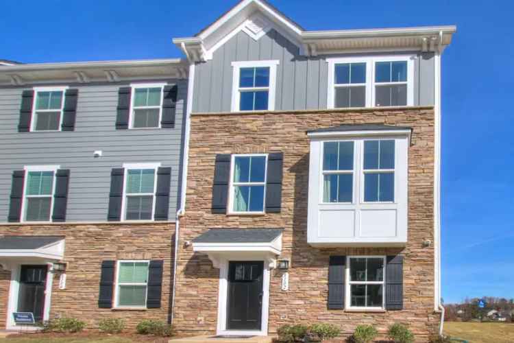 Rent Exquisite Townhouse in Matthews with Spacious Features