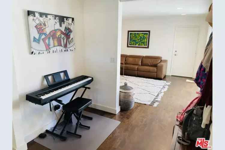 House For Sale in 2611, Angelo Drive, Los Angeles, California