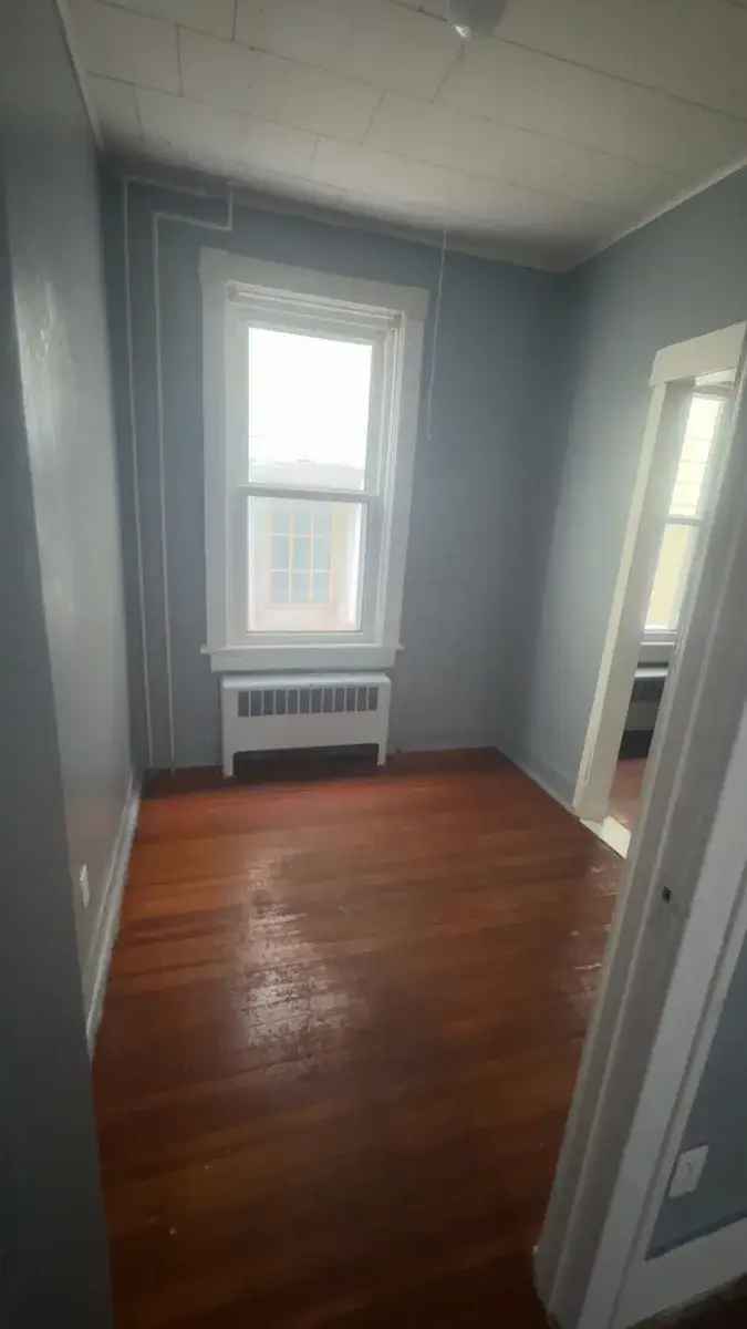 Rent 3 Bedroom Apartment Near Public Transportation