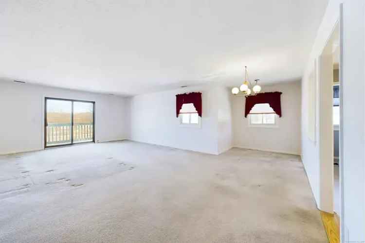 For Sale End Unit Condo in Parkview South with 2 Bedrooms and Amenities