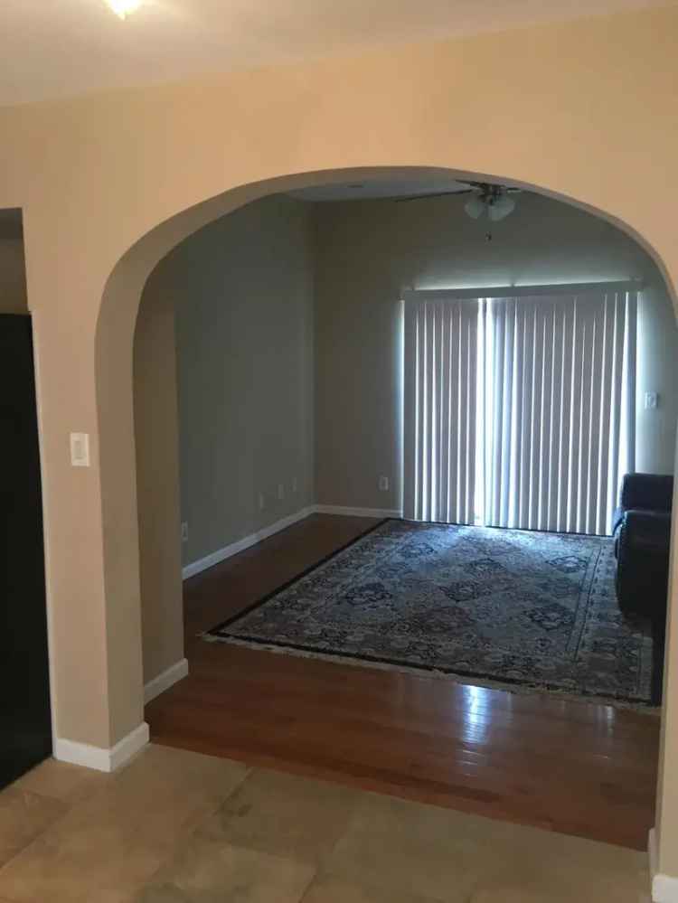 Rent Top Floor Updated Condo in West Plaza