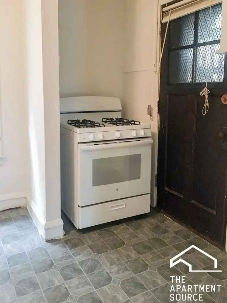 Rent Apartment Unit in Ravenswood with 2 Rooms and Walk-in Closet