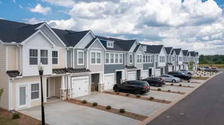 Rent New 3 & 4 Bedroom Townhomes in Mills River North Carolina