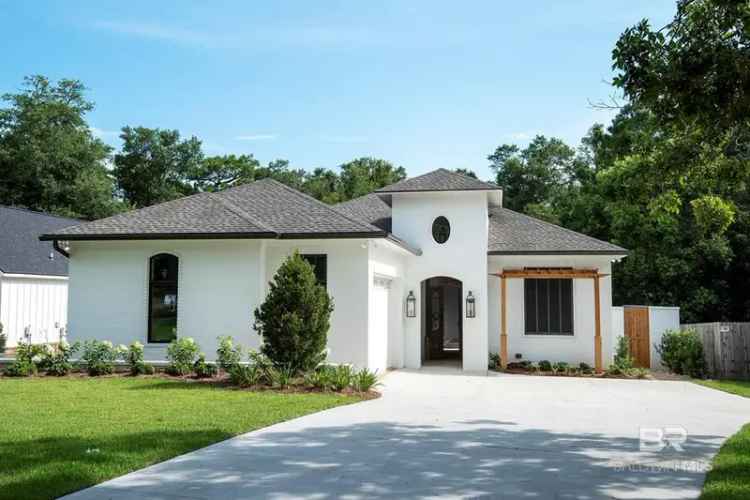 Buy 4 Bedroom House in Fairhope with Luxurious Features and Courtyard