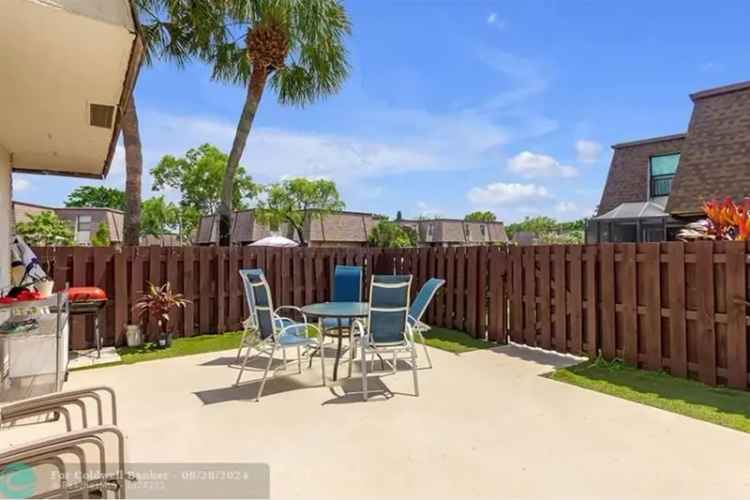 Buy townhouse in Coral Springs with spacious courtyard and community pool