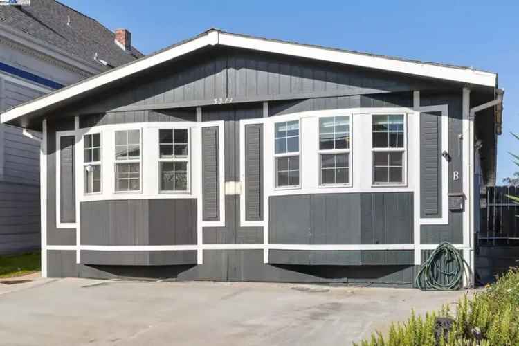 Duplex buy opportunity in Oakland with 3BD 2BA units and large backyard